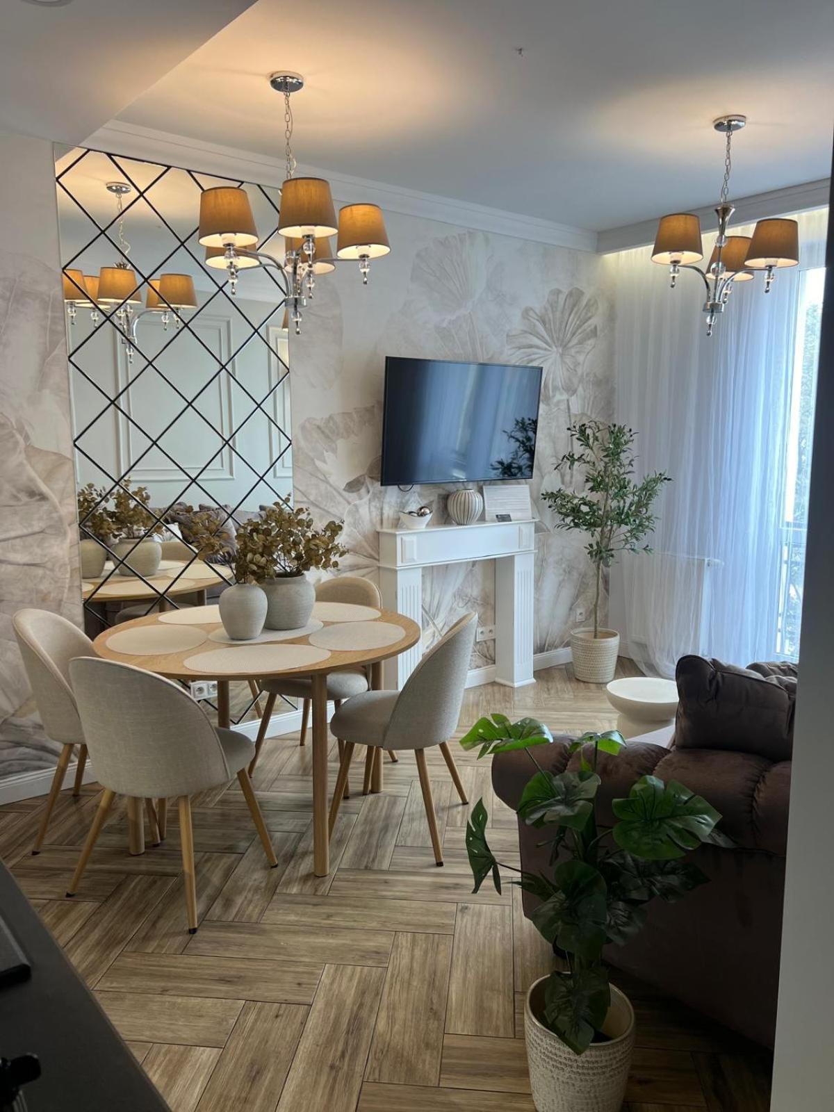 Family & Business Sauna Apartments Plac Wolnosci Centrum Downtow, - Piekny Apartament - 5 Bedroom With Private Sauna, Bath With Hydromassage, Parking, Catering Options Kielce Eksteriør billede